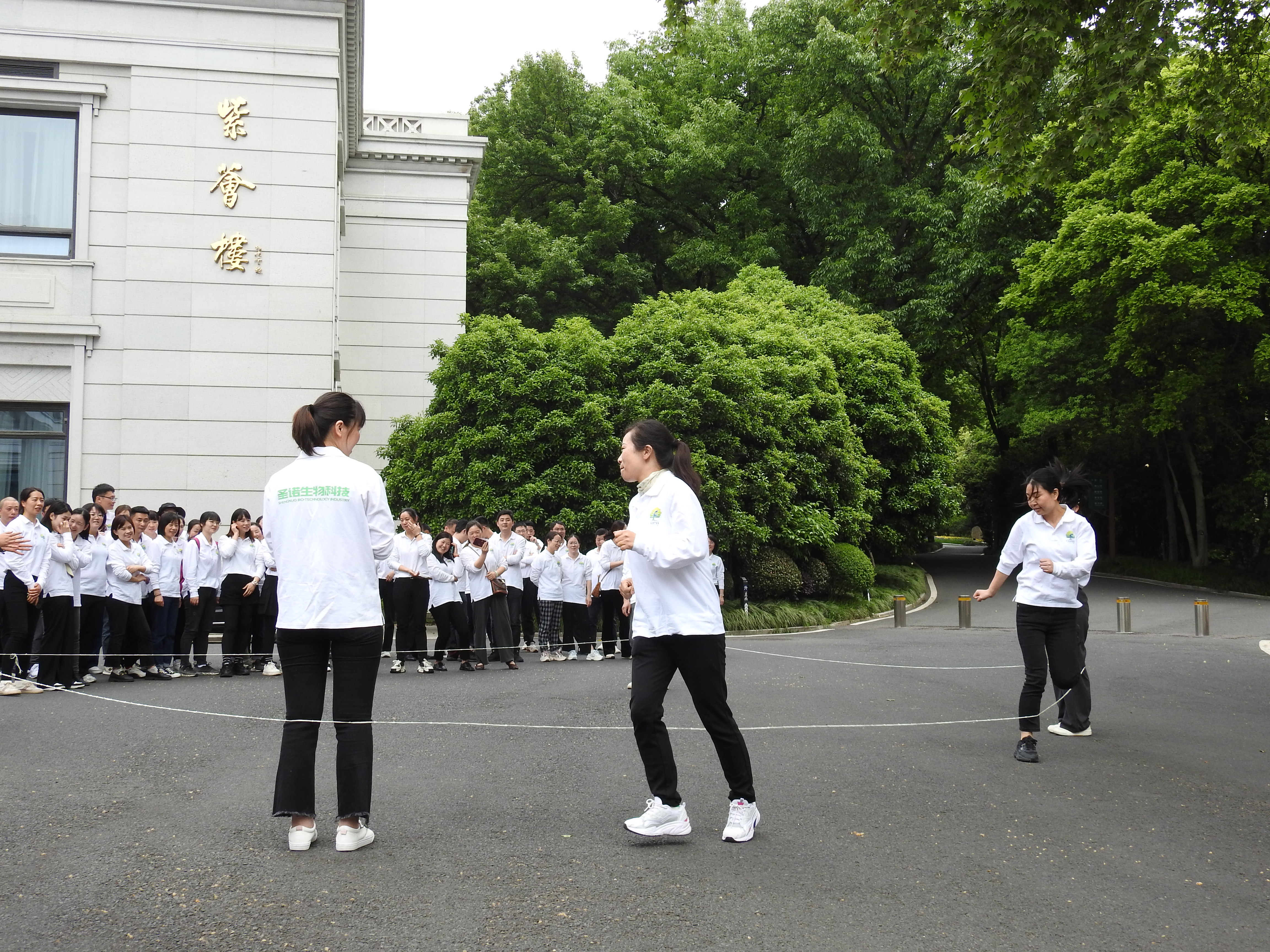 人間最美四月天，不負春光與未來                   ——暨2024南京圣諾生物團建活動